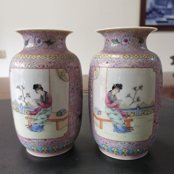 古玩陶瓷粉彩開窗人物紋瓶拍賣,當前價格1500元