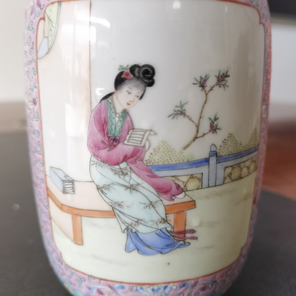 古玩陶瓷粉彩開窗人物紋瓶拍賣,當前價格1500元