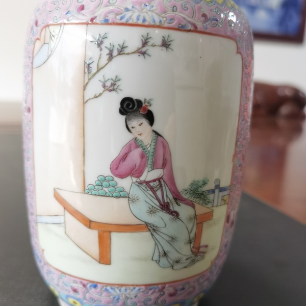古玩陶瓷粉彩開窗人物紋瓶拍賣,當前價格1500元