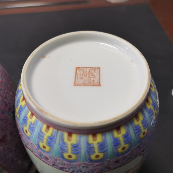 古玩陶瓷粉彩開窗人物紋瓶拍賣,當前價格1500元