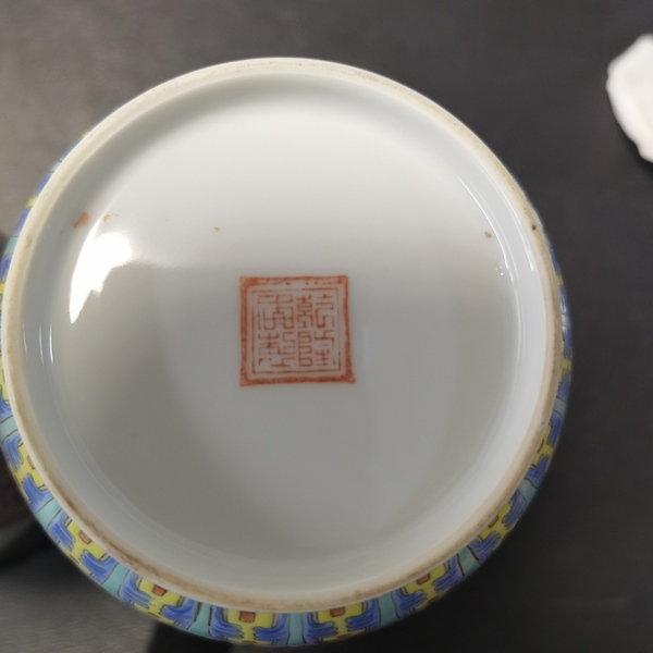 古玩陶瓷粉彩開窗人物紋瓶拍賣,當前價格1500元
