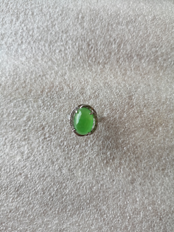 古玩玉器綠玉髓鑲嵌戒指拍賣,當前價格220元