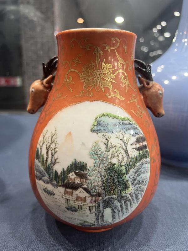 古玩陶瓷**紅地粉彩開光山水人物鹿頭尊拍賣,當前價格68888元