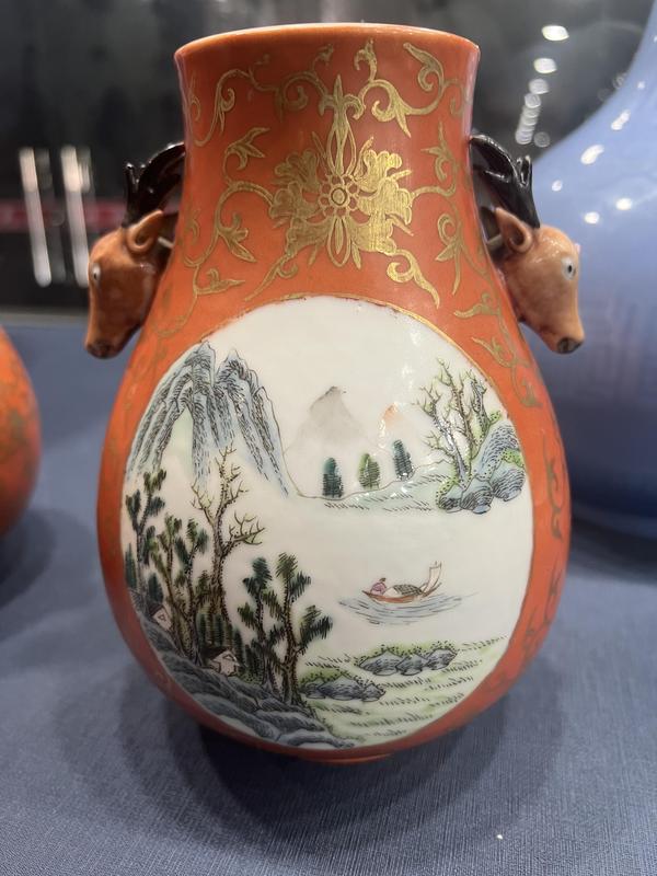 古玩陶瓷**紅地粉彩開光山水人物鹿頭尊拍賣,當前價格68888元