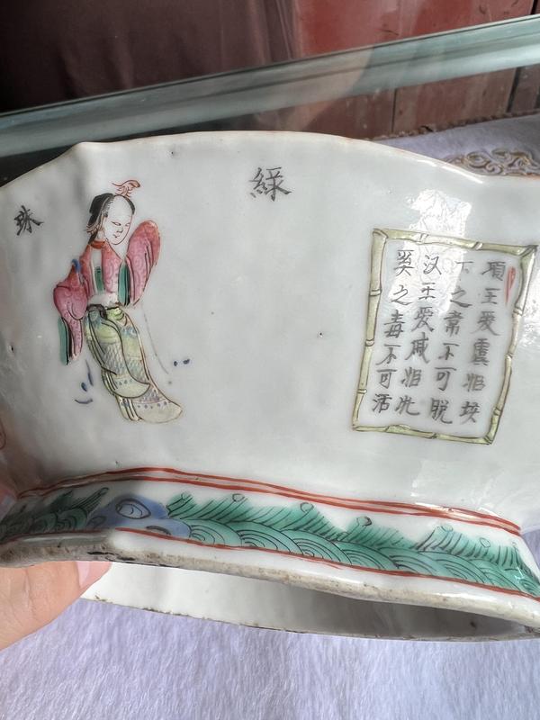 古玩陶瓷粉彩人物海棠貢盤拍賣,當前價格7777元