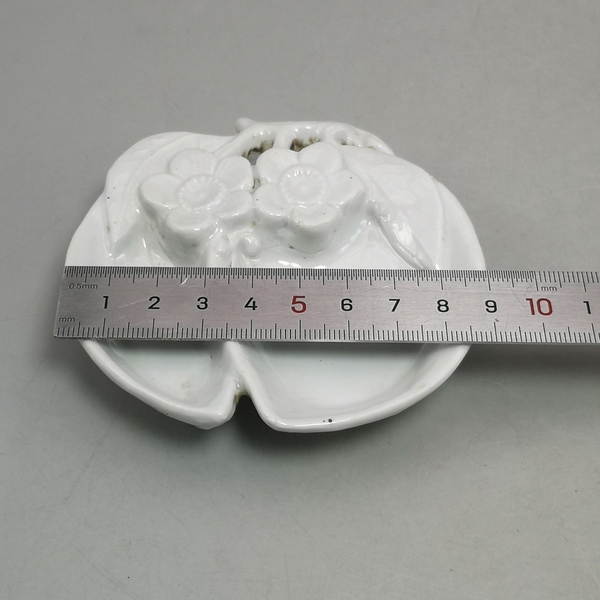 古玩陶瓷清代白釉壽桃形梅花紋三足筆舔拍賣,當(dāng)前價格880元