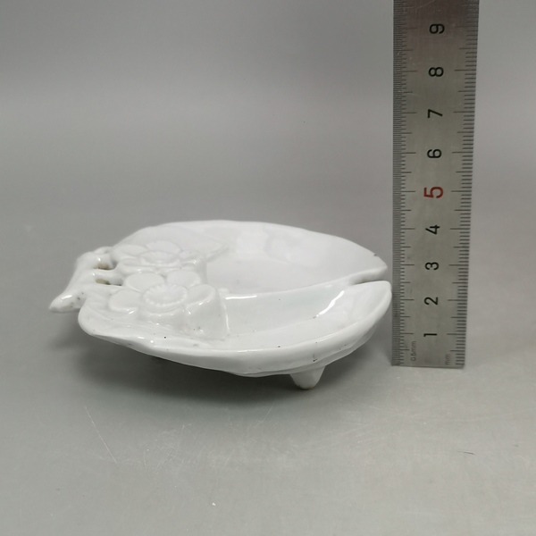 古玩陶瓷清代白釉壽桃形梅花紋三足筆舔拍賣,當(dāng)前價格880元