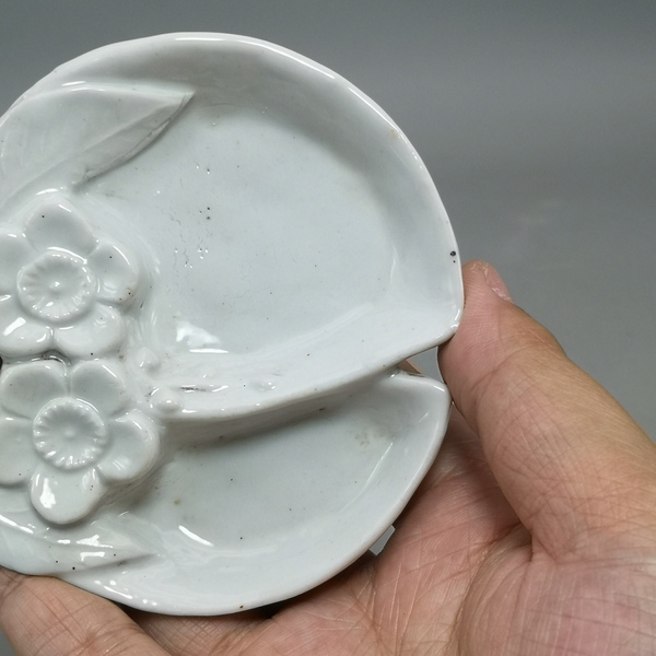 古玩陶瓷清代白釉壽桃形梅花紋三足筆舔拍賣,當(dāng)前價格880元