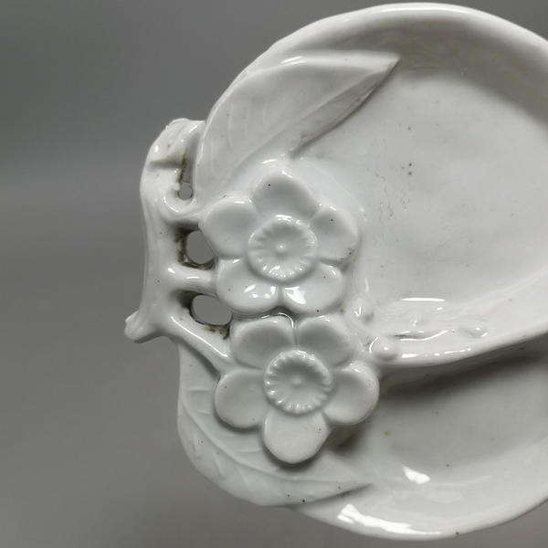 古玩陶瓷清代白釉壽桃形梅花紋三足筆舔拍賣,當(dāng)前價格880元