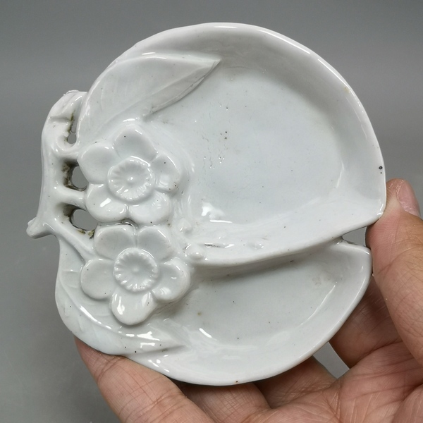 古玩陶瓷清代白釉壽桃形梅花紋三足筆舔拍賣,當(dāng)前價格880元
