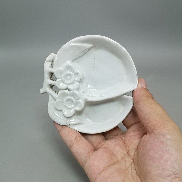 古玩陶瓷清代白釉壽桃形梅花紋三足筆舔拍賣,當(dāng)前價格880元