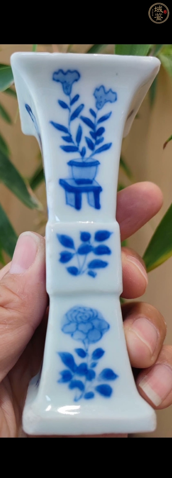 古玩陶瓷康熙·青花仕女花卉紋小花觚真品鑒賞圖