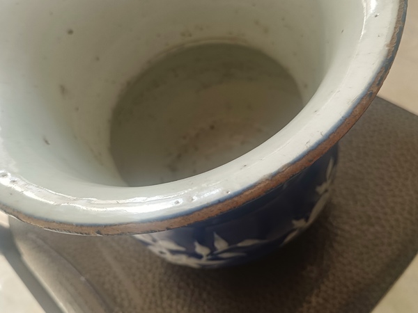 古玩陶瓷霽藍(lán)釉堆白四季花卉渣斗拍賣,當(dāng)前價(jià)格900元