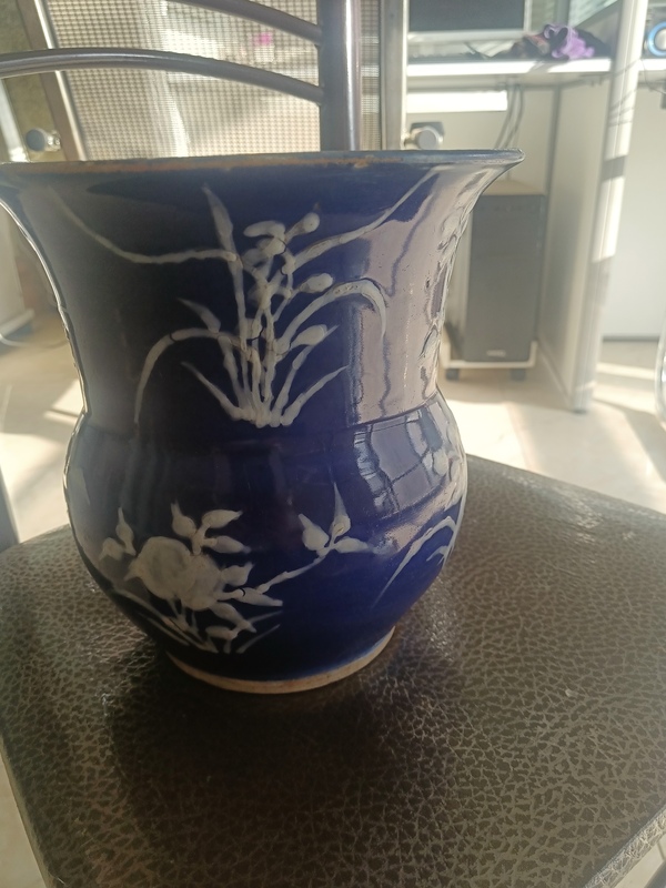 古玩陶瓷霽藍(lán)釉堆白四季花卉渣斗拍賣,當(dāng)前價(jià)格900元