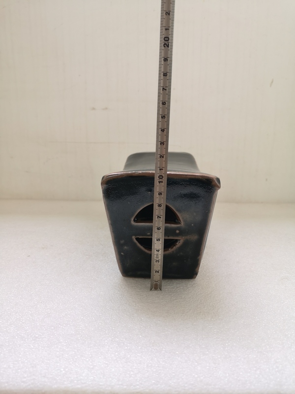 古玩陶瓷磁州窯系黑釉鏤空銀錠型瓷枕拍賣,當前價格678元