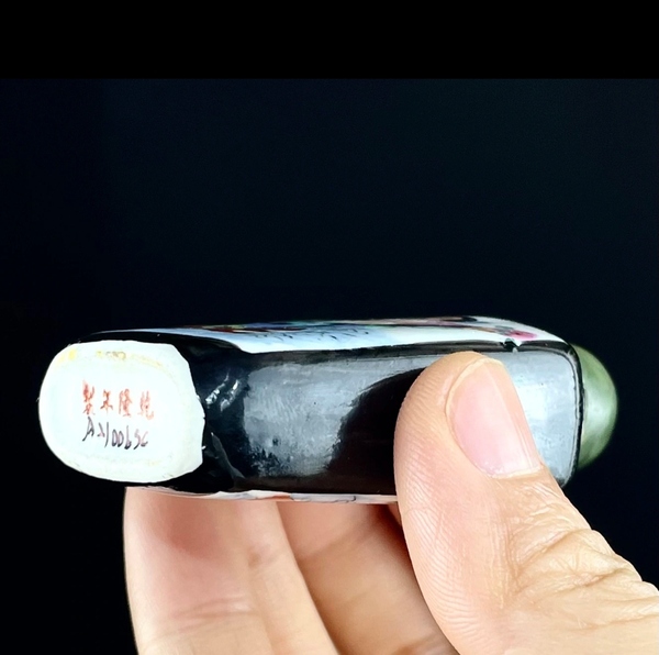 古玩陶瓷墨地開窗粉彩人物紋鼻煙壺拍賣,當前價格1200元