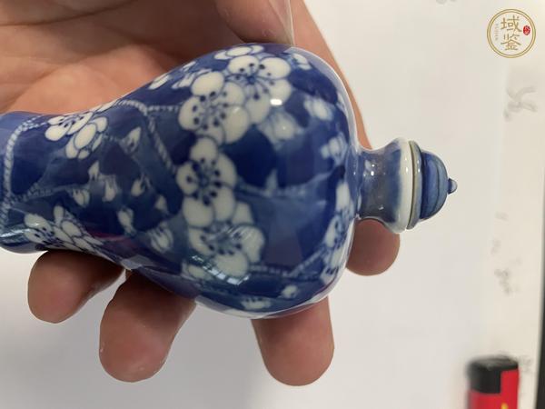 古玩陶瓷青花留白梅紋梅瓶式鼻煙壺真品鑒賞圖