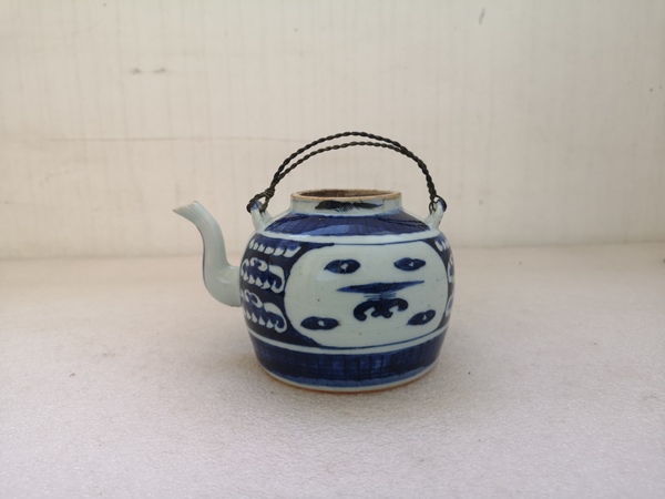 古玩陶瓷博古圖青花提梁壺拍賣,當前價格680元