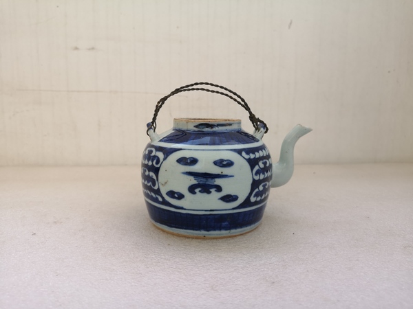 古玩陶瓷博古圖青花提梁壺拍賣,當前價格680元