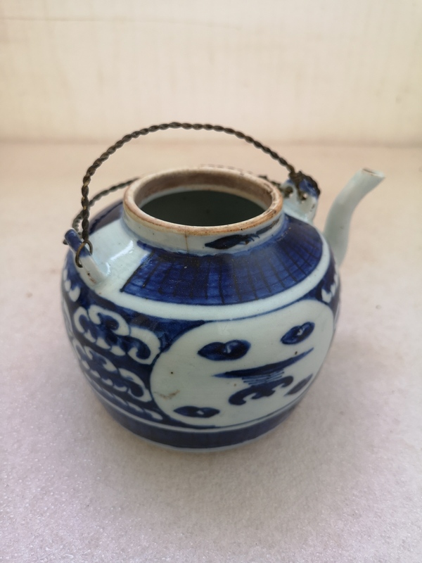 古玩陶瓷博古圖青花提梁壺拍賣,當前價格680元