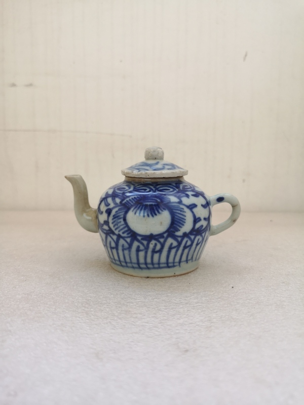 古玩陶瓷花卉紋青花執(zhí)壺拍賣,當(dāng)前價格980元