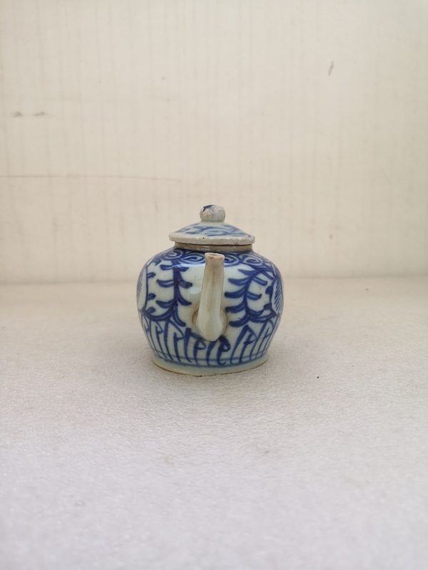 古玩陶瓷花卉紋青花執(zhí)壺拍賣,當(dāng)前價格980元