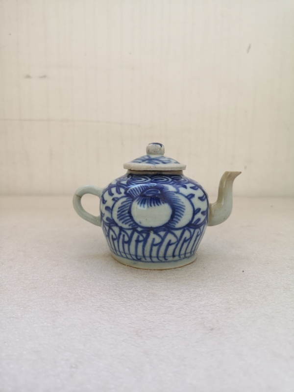 古玩陶瓷花卉紋青花執(zhí)壺拍賣,當(dāng)前價格980元