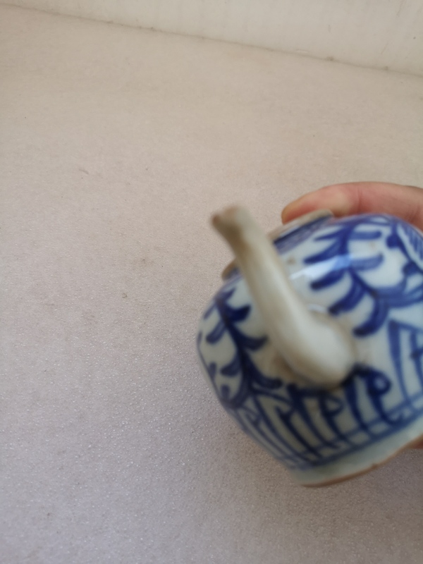 古玩陶瓷花卉紋青花執(zhí)壺拍賣,當(dāng)前價格980元