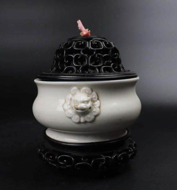 古玩陶瓷【帶保真卡】清早期 德化窯雙獅耳香爐拍賣,當前價格22000元
