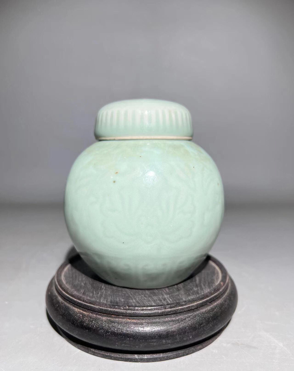 古玩陶瓷(已保真)豆青釉纏枝花卉紋蓋罐拍賣,當前價格3888元