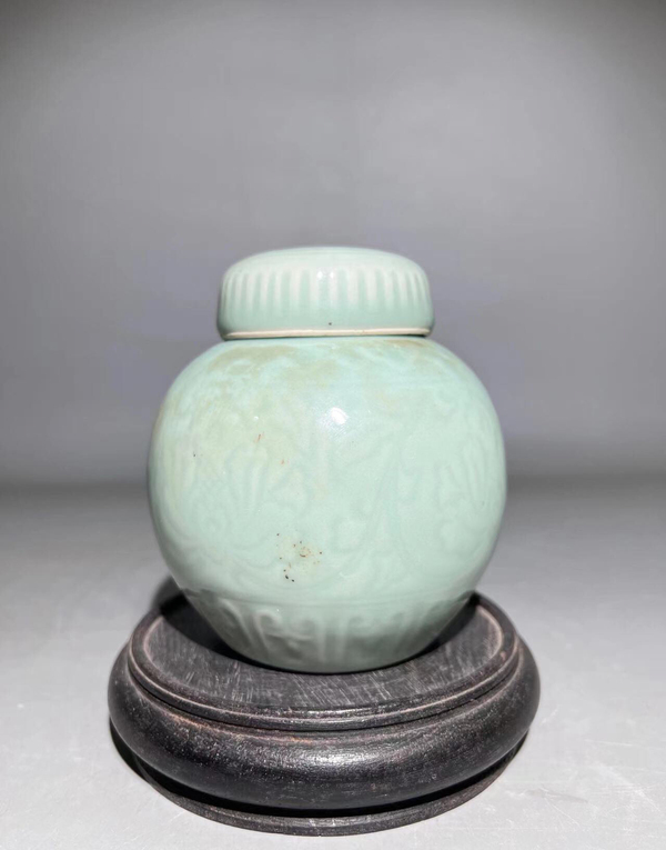 古玩陶瓷(已保真)豆青釉纏枝花卉紋蓋罐拍賣,當前價格3888元