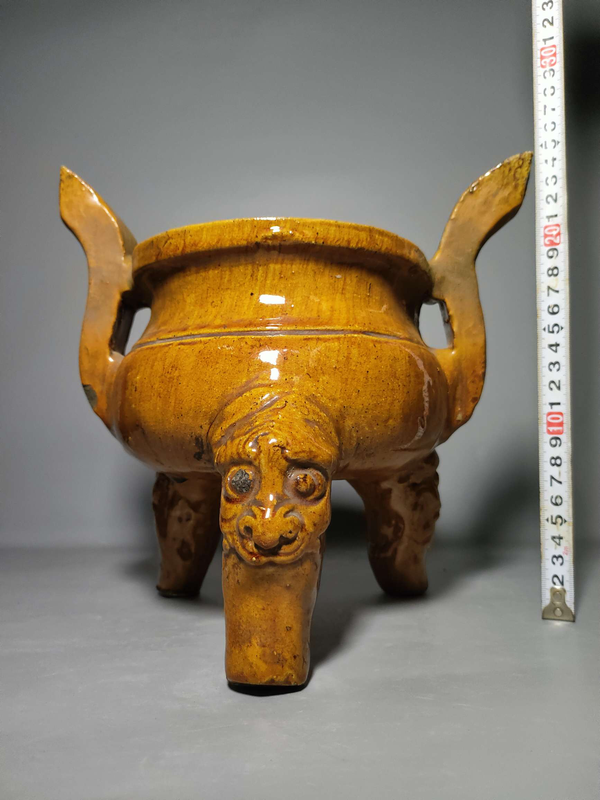 古玩陶瓷磁州窯黃釉雙耳三獸足爐拍賣,當(dāng)前價格900元