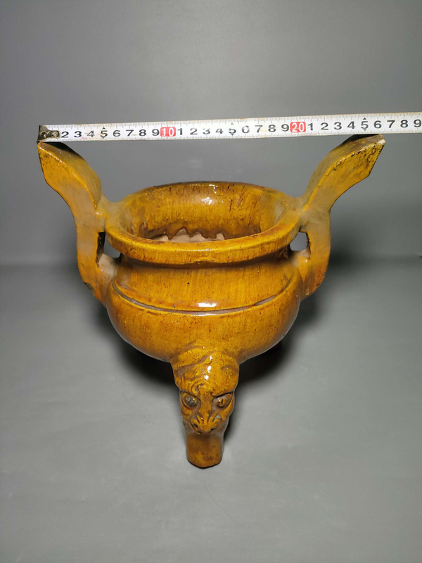 古玩陶瓷磁州窯黃釉雙耳三獸足爐拍賣,當(dāng)前價格900元