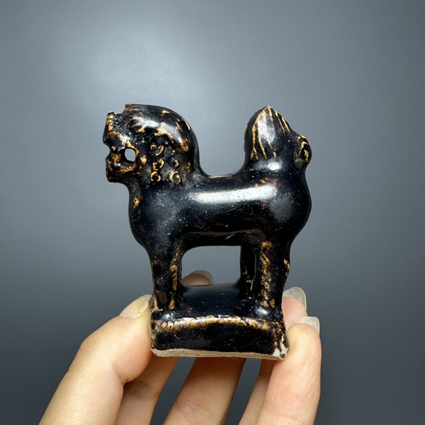 古玩轉(zhuǎn)賣明代耀州窯黑釉獅子造像（館藏級精品）拍賣，當(dāng)前價(jià)格1188元