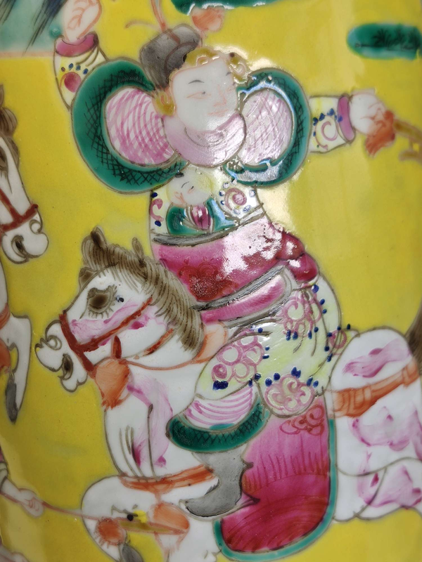 古玩陶瓷晚清黃釉粉彩刀馬人物戰將紋棒槌瓶一對拍賣,當前價格38888元