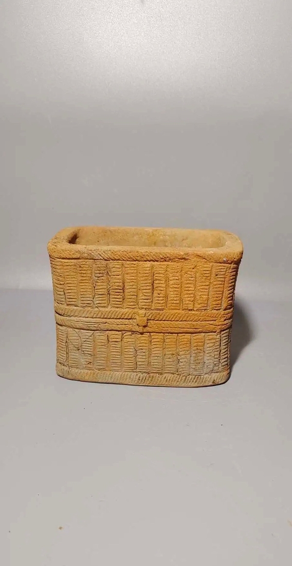 古玩陶瓷陶箱拍賣,當(dāng)前價(jià)格888元