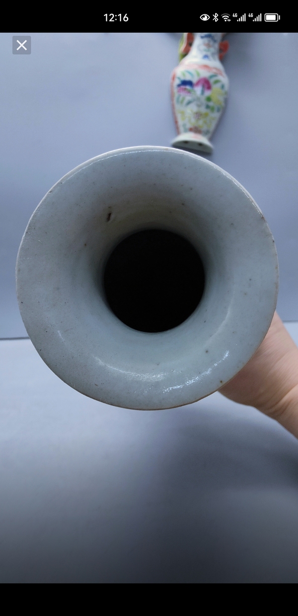 古玩陶瓷珍珠地三色釉松鼠吃葡萄紋觀音瓶拍賣,當前價格6300元