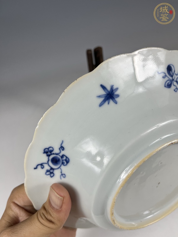 古玩陶瓷康熙·青花魚蟹紋花口盤真品鑒賞圖