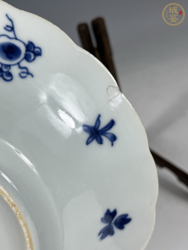 古玩陶瓷康熙·青花魚蟹紋花口盤真品鑒賞圖