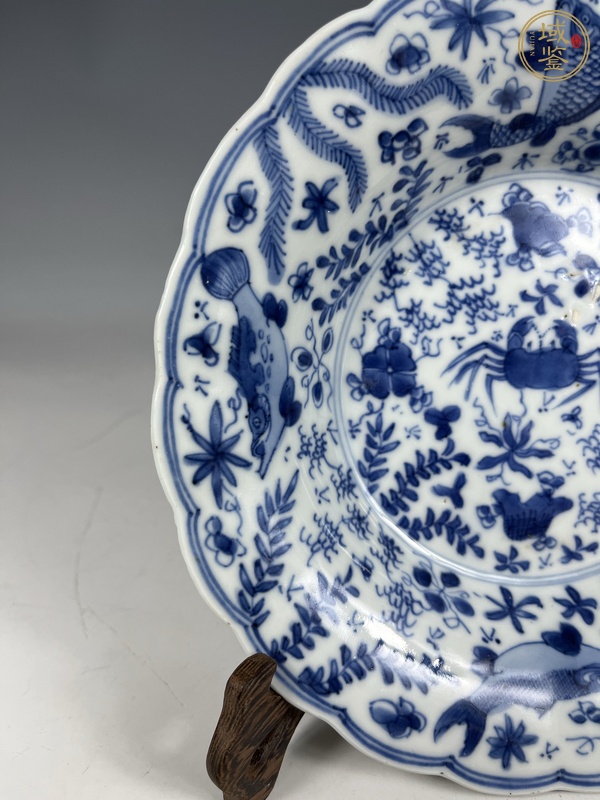 古玩陶瓷康熙·青花魚蟹紋花口盤真品鑒賞圖