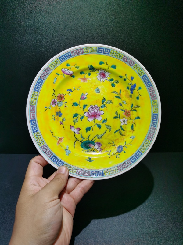 古玩陶瓷賽官窯黃地粉彩花卉盤拍賣,當前價格800元