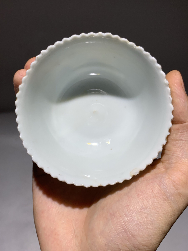 古玩陶瓷名家冬珍成甲子年作品礬紅墨彩山水紋花口杯拍賣,當前價格888元