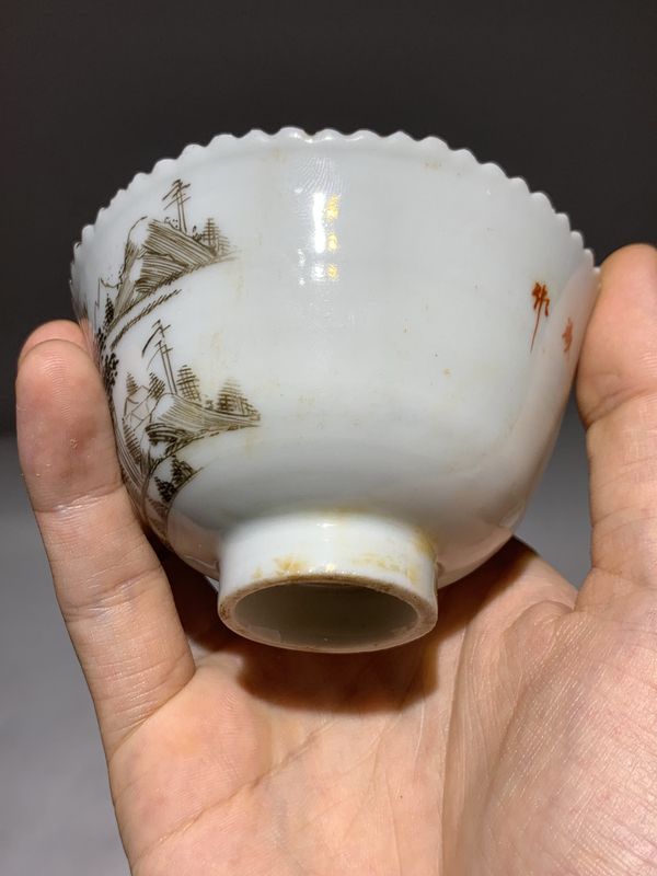 古玩陶瓷名家冬珍成甲子年作品礬紅墨彩山水紋花口杯拍賣,當前價格888元