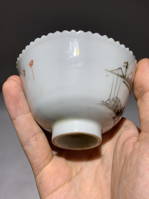 古玩陶瓷名家冬珍成甲子年作品礬紅墨彩山水紋花口杯拍賣,當前價格888元