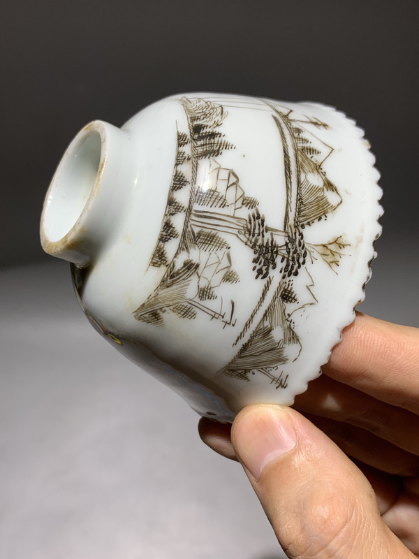 古玩陶瓷名家冬珍成甲子年作品礬紅墨彩山水紋花口杯拍賣,當前價格888元