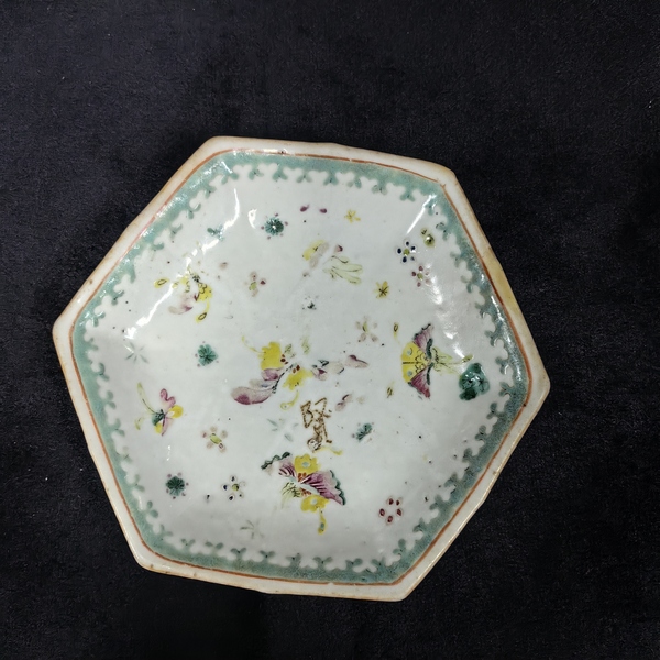 古玩陶瓷花蝶紋粉彩六方盤拍賣,當前價格680元