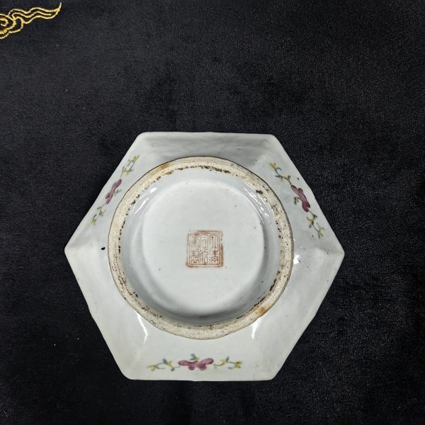 古玩陶瓷花蝶紋粉彩六方盤拍賣,當前價格680元