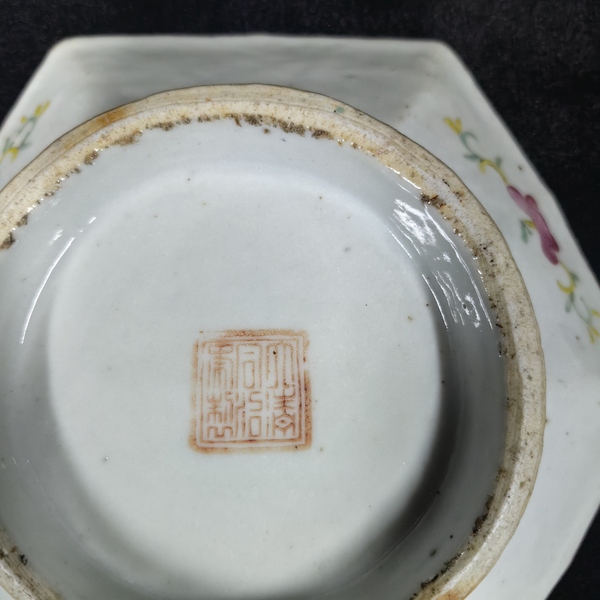 古玩陶瓷花蝶紋粉彩六方盤拍賣,當前價格680元
