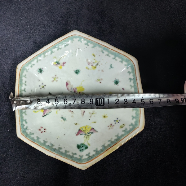 古玩陶瓷花蝶紋粉彩六方盤拍賣,當前價格680元