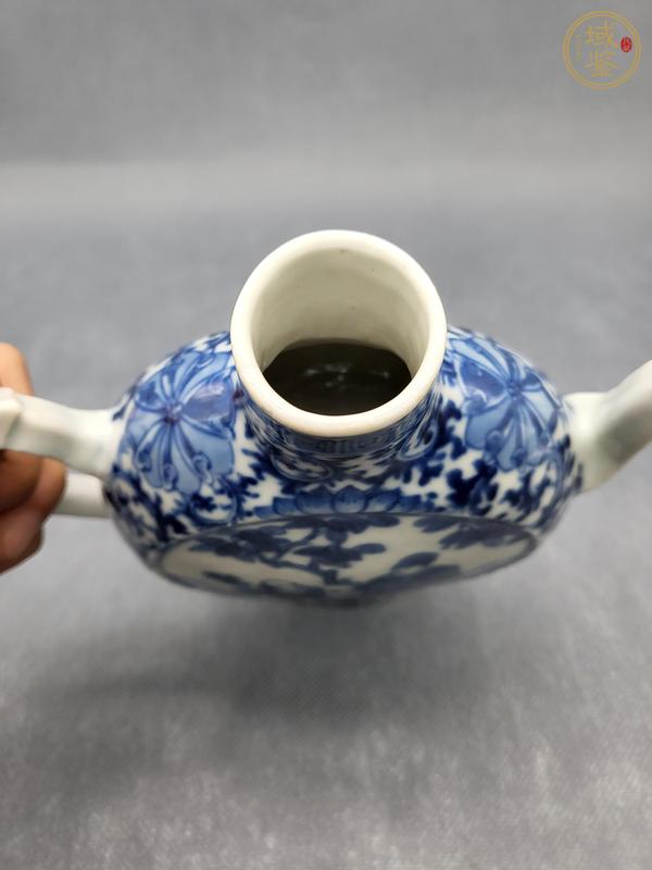 古玩陶瓷青花人物紋抱月瓶型茶壺真品鑒賞圖